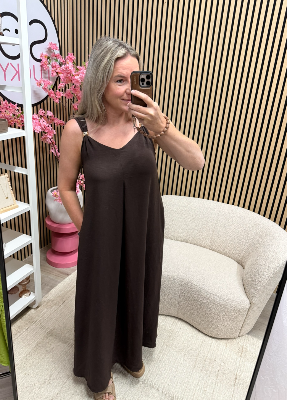 Jurk Jade – bruin – maxi jurk model draagt Jurk Jade – bruin – maxi jurk – So Lucky