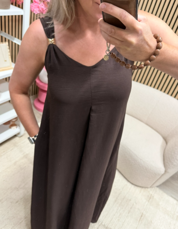 model draagt Jurk Jade – bruin – maxi jurk van zachte stof – So Lucky