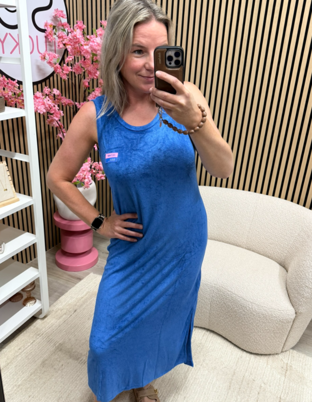 Model draagt Maxi jurk - blauw - badstof – So Lucky