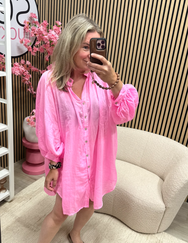 Model draagt Beau blousejurk neon roze met opgestroopte mouwen – So Lucky