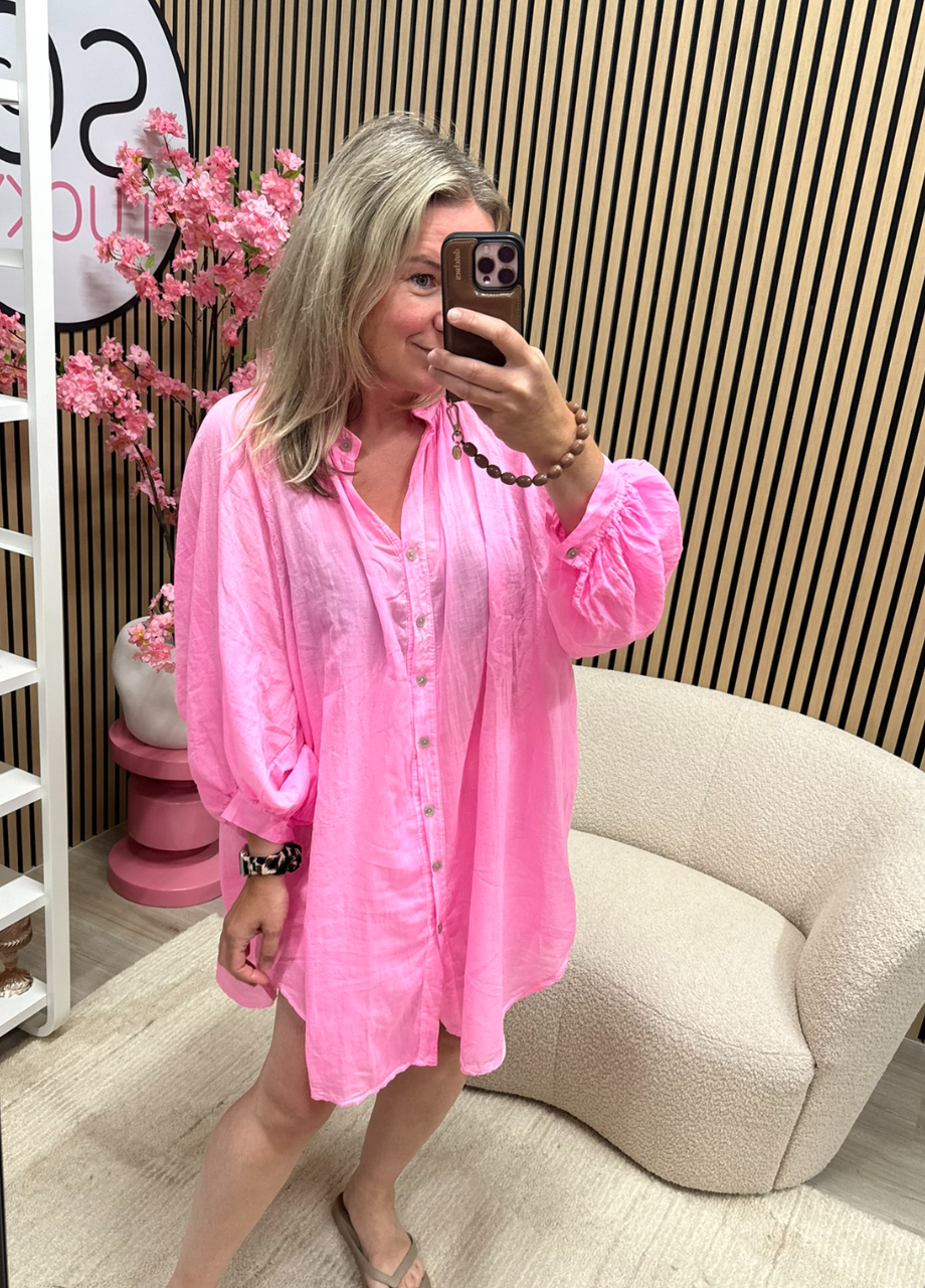 Beau blousejurk Model draagt Beau blousejurk neon roze met opgestroopte mouwen – So Lucky