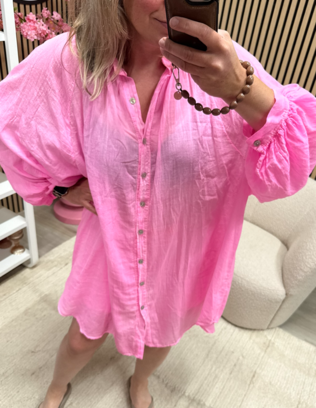 Model draagt Beau blousejurk neon roze als luchtige zomerjurk – So Lucky