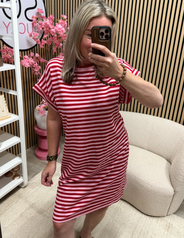 model draagt gestreepte jurk Belle bordeaux roze met slippers – So Lucky