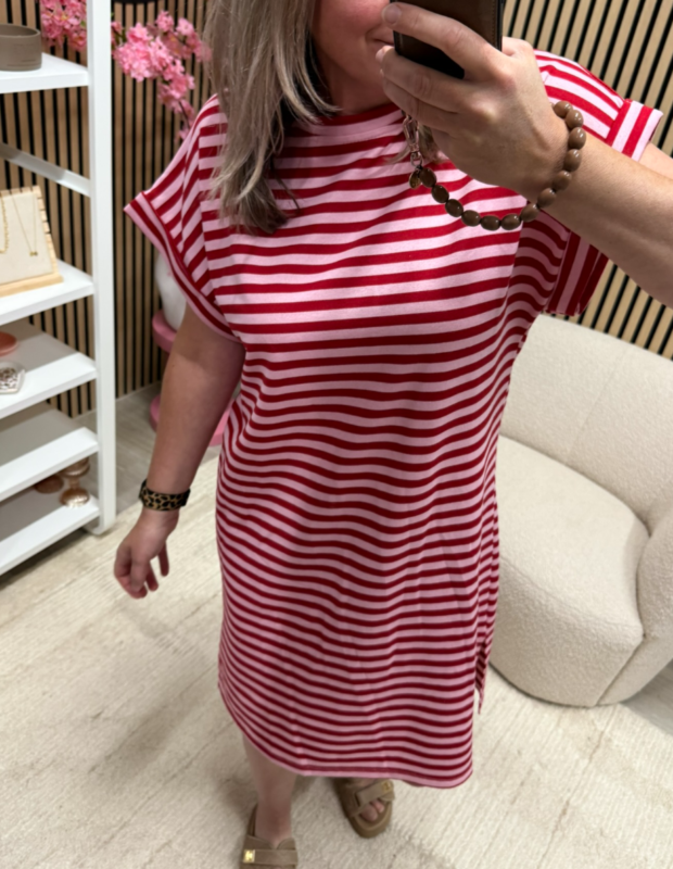 model draagt gestreepte jurk Belle bordeaux roze met kapmouwtjes – So Lucky