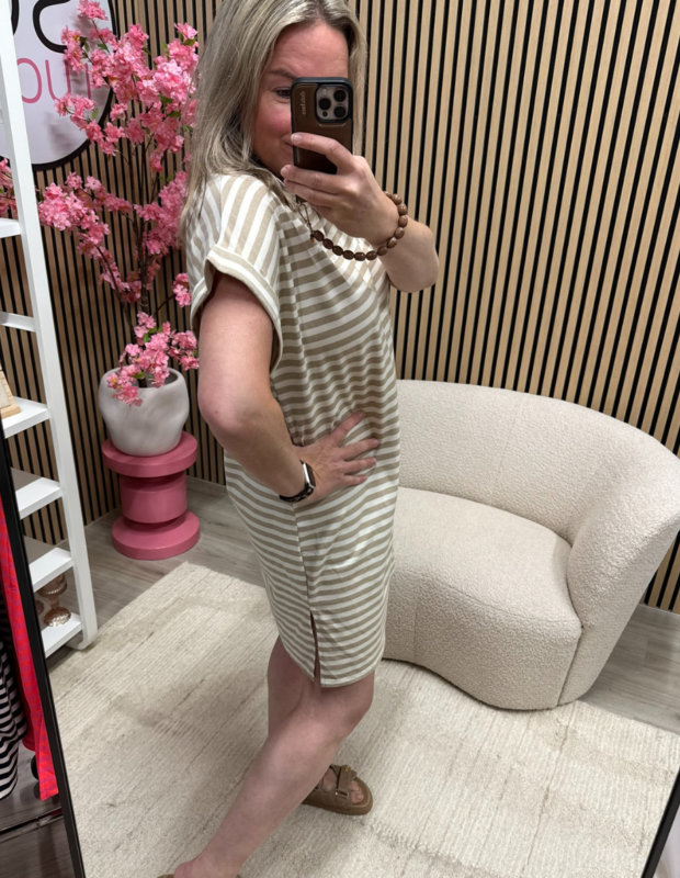 Model draagt jurk Belle beige ecru met omgeslagen mouwtjes – So Lucky