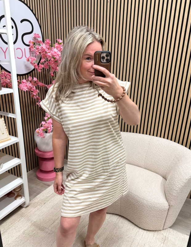 Model draagt jurk Belle beige ecru gecombineerd met slippers – So Lucky