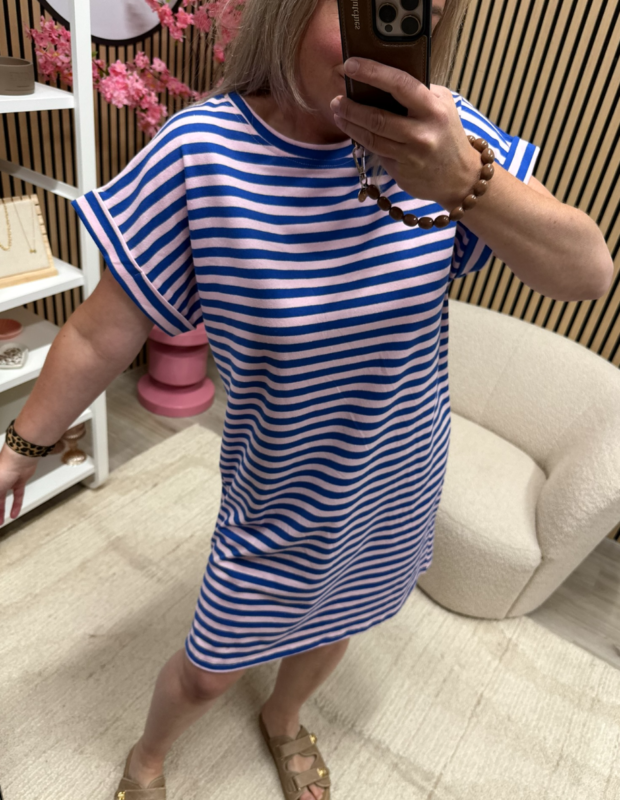 model draagt gestreepte jurk Belle blauw roze van de voorkant – So Lucky