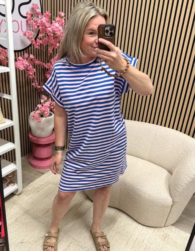 model draagt gestreepte jurk Belle blauw roze met kapmouwtjes – So Lucky