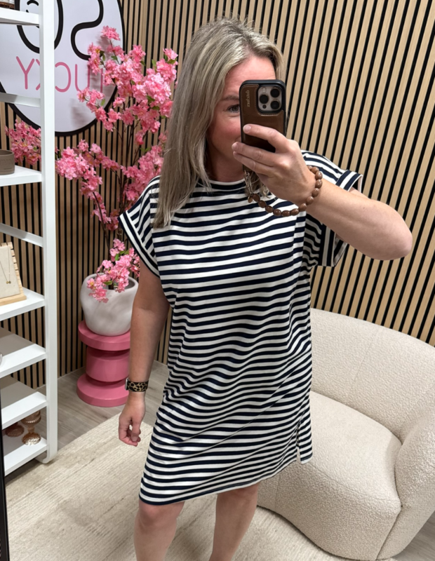 model draagt gestreepte jurk Belle donkerblauw wit losvallend model – So Lucky