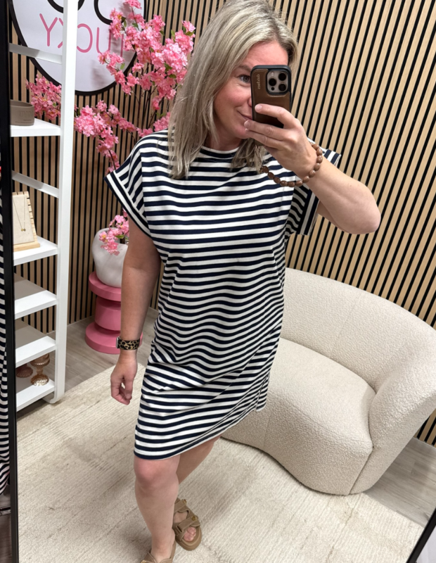 model draagt gestreepte jurk Belle donkerblauw wit net boven de knie – So Lucky