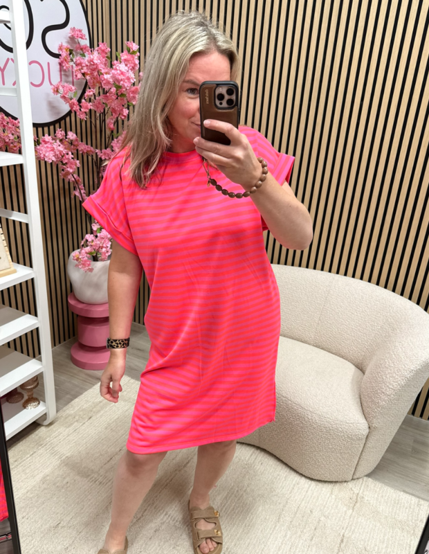 detail van de omgeslagen boord van gestreepte jurk Belle roze neon oranje – So Lucky