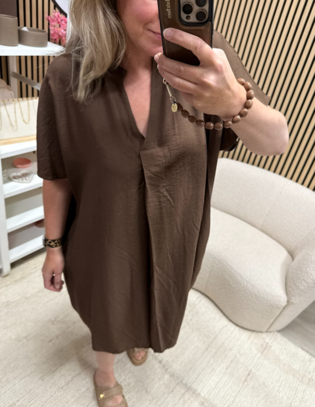 Model draagt jurk Evy bruin met slippers – So Lucky