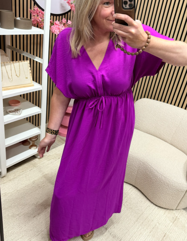 Model draagt maxi jurk Ivy magenta met slippers – So Lucky