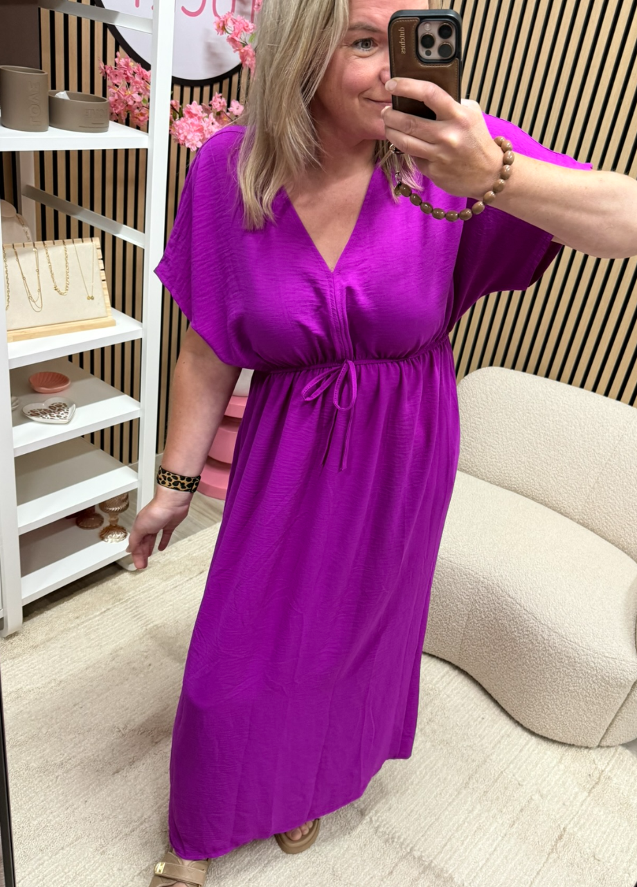 Jurk Ivy maxi jurk magenta Model draagt maxi jurk Ivy magenta met slippers – So Lucky