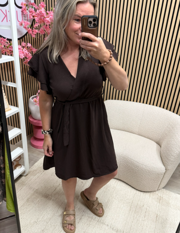 Model draagt Jurkje Zoë – bruin – overslag jurkje met sandalen – So Lucky