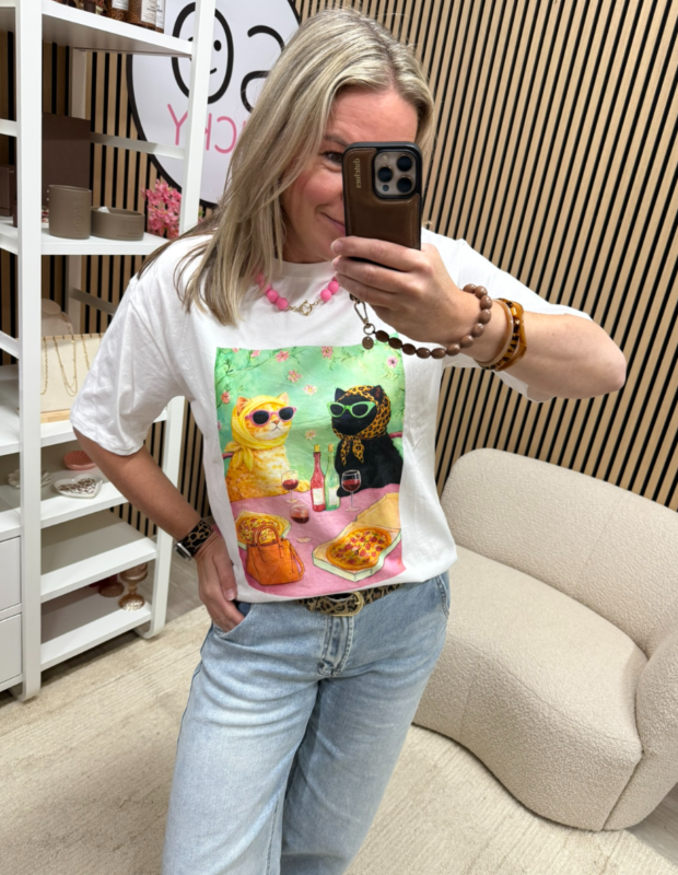 Model draagt T-shirt Cats kattenprint voor de spiegel – So Lucky