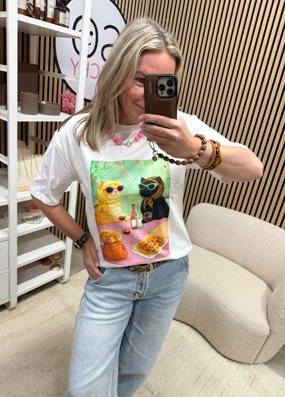Model draagt T-shirt Cats kattenprint voor de spiegel – So Lucky