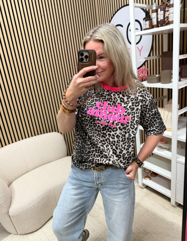 Detail van de neonroze Club Amour opdruk op het shirt – So Lucky