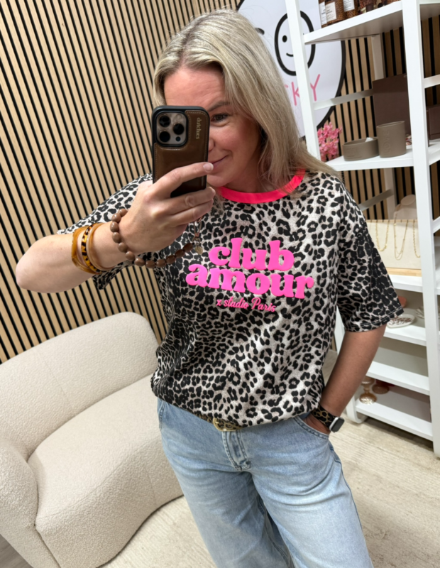 T-shirt Club Amour panterprint met neonroze halsboord – So Lucky
