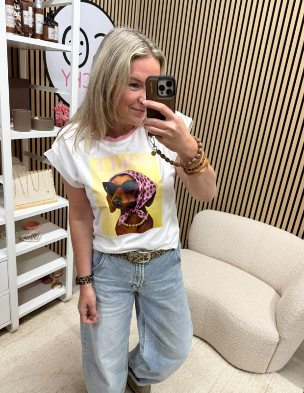 Model draagt T-shirt Dogue roze boordje op een lichte jeans – So Lucky