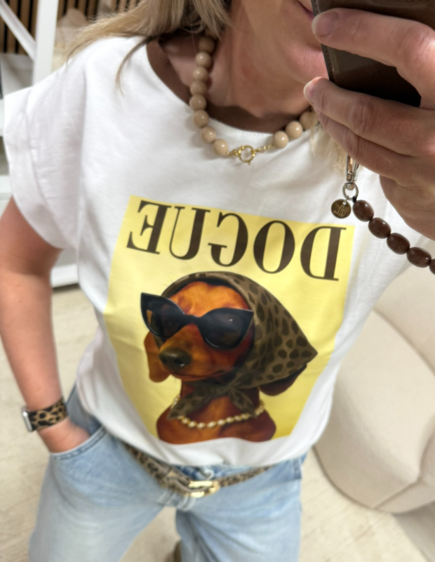 Model draagt T-shirt Dogue met kapmouwtjes – So Lucky