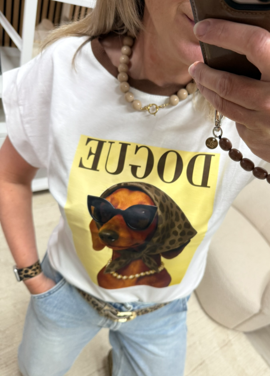 Model draagt T-shirt Dogue met kapmouwtjes – So Lucky