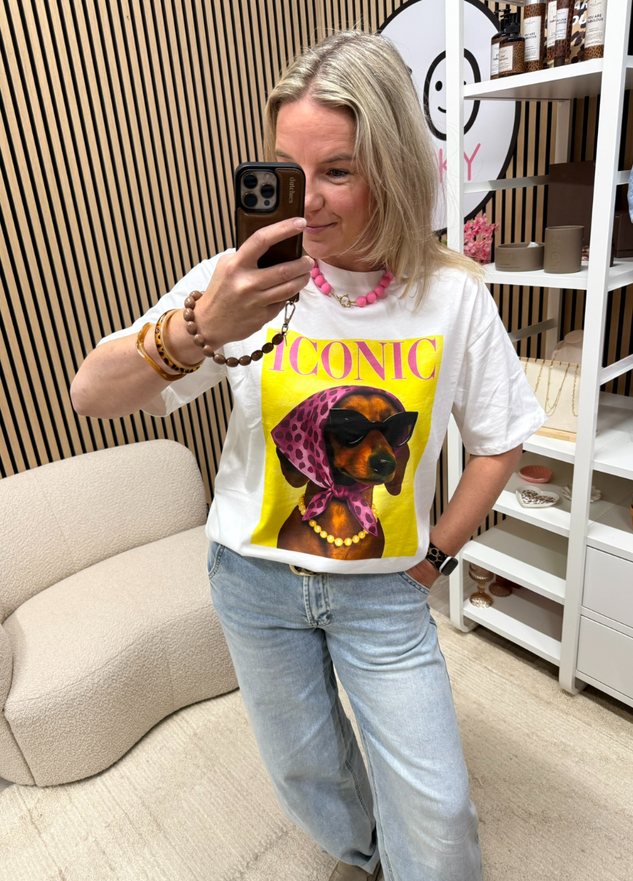 T-shirt Iconic Teckel – hondenprint Model draagt T-shirt Iconic Teckel op een lichte jeans – So Lucky