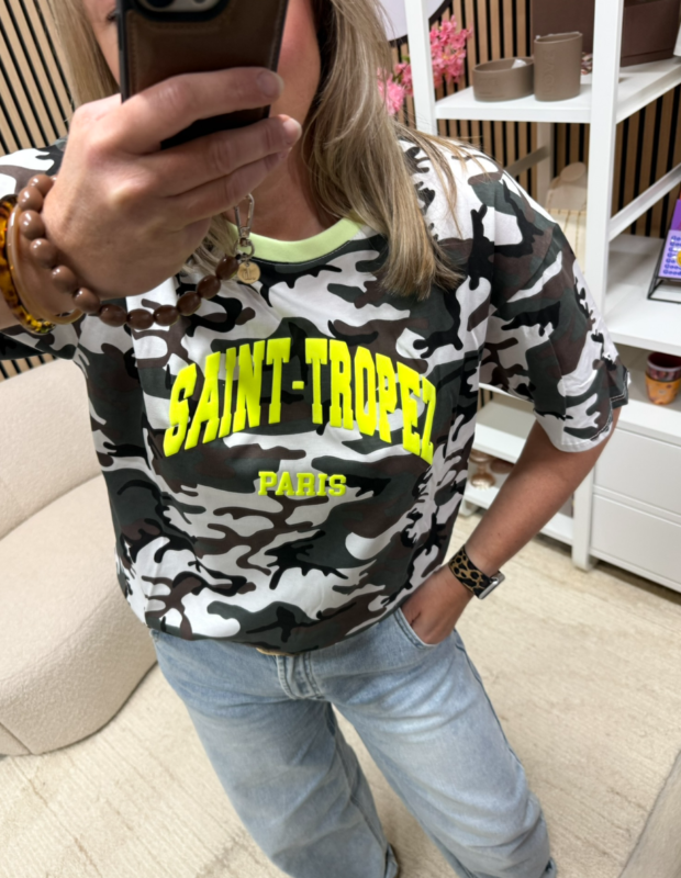 Detail van de neongele Saint Tropez Paris print op het shirt – So Lucky