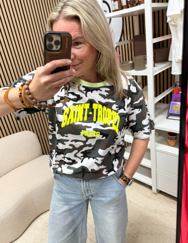 T-shirt Saint Tropez Paris army print met geelgroene halsboord – So Lucky