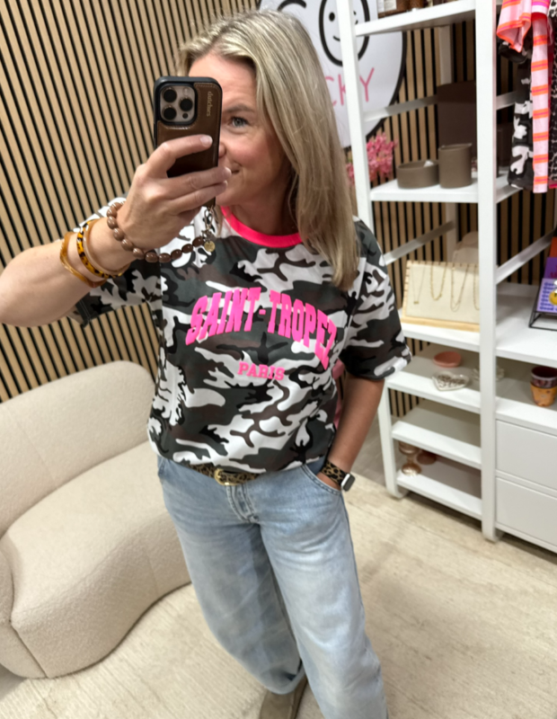 T-shirt Saint Tropez Paris army print met neonroze Saint Tropez Paris print – So Lucky