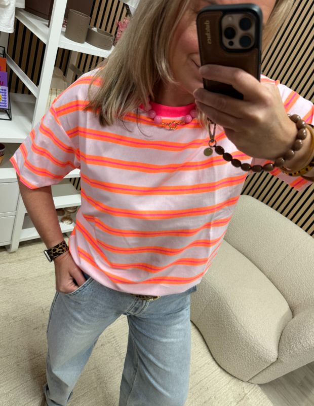 Detail van de neon oranje strepen op het T-shirt – So Lucky