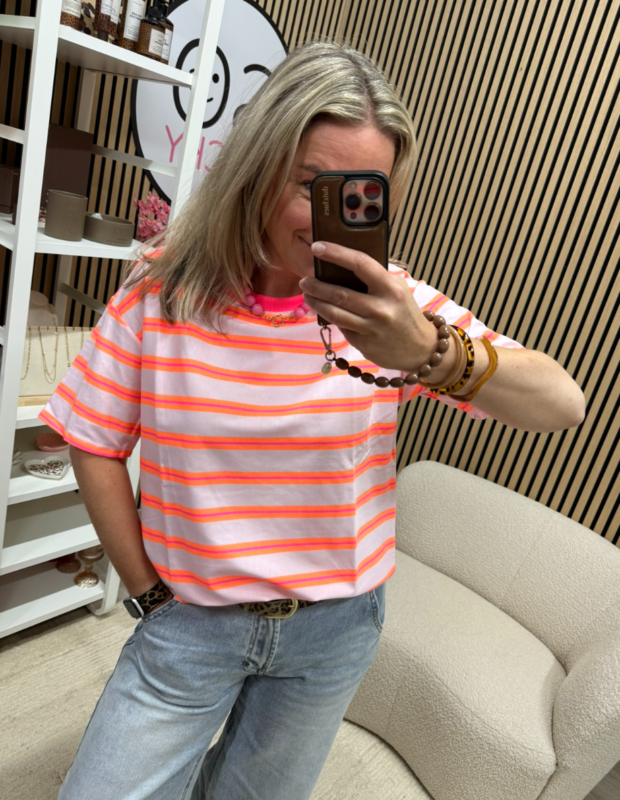 T-shirt neon oranje streepjes gecombineerd met een jeans – So Lucky