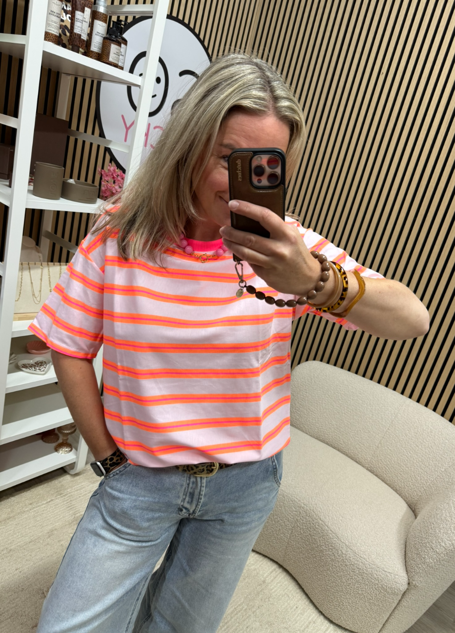 T-shirt neon oranje streepjes – lichtroze_neon roze T-shirt neon oranje streepjes gecombineerd met een jeans – So Lucky