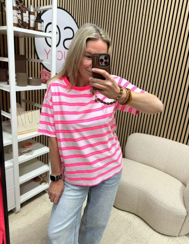 Lichtroze T-shirt met neon roze streepjes en neonroze halsboord – So Lucky