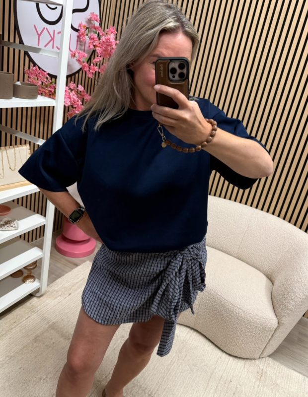 Model draagt Top Anne donkerblauw - So Lucky