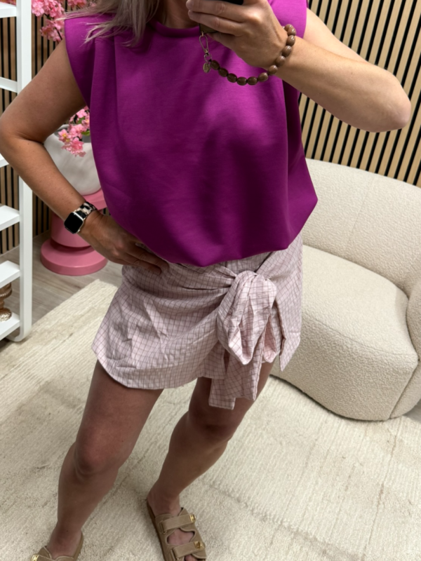 Model draagt lichtroze geruite skort - So Lucky