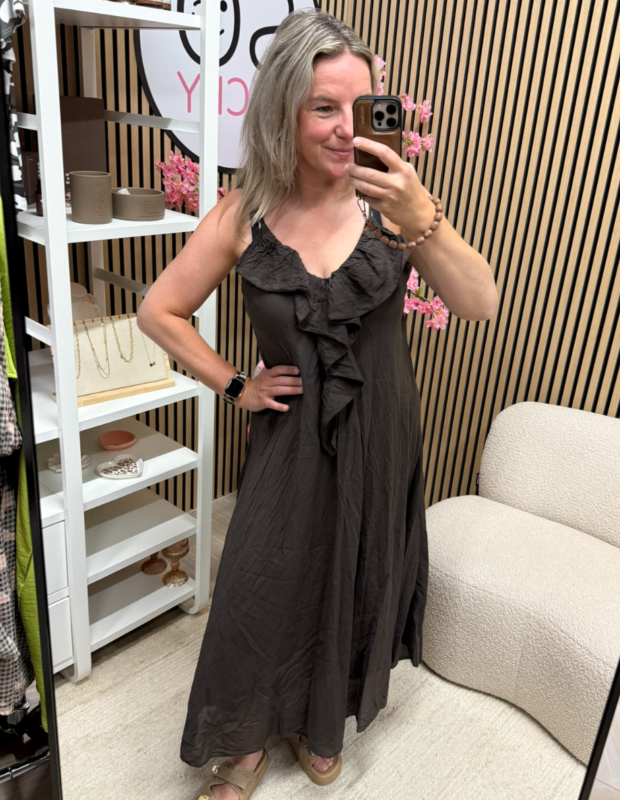 Model draagt lange bruine jurk van katoen – So Lucky