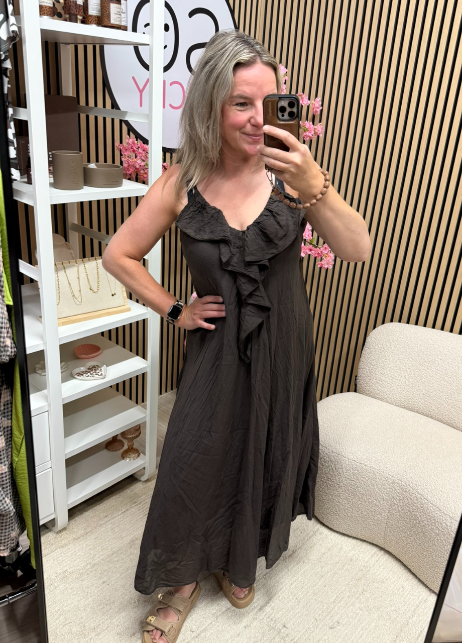 Maxi jurk 100% katoen met ruffles – bruin Model draagt lange bruine jurk van katoen – So Lucky