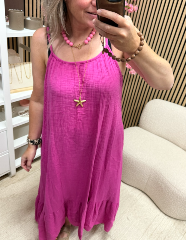 Model draagt fuchsia mousseline jurk met roezel – So Lucky