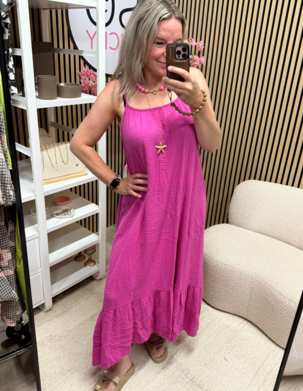 Model draagt lange fuchsia mousseline jurk – So Lucky