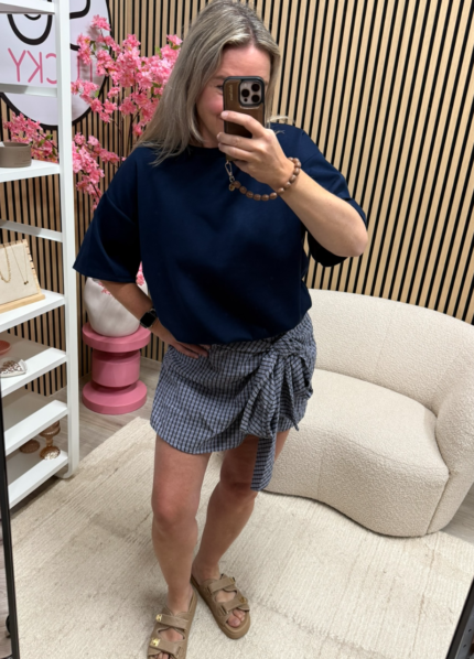 Model draagt Top Anne met ronde hals - So Lucky