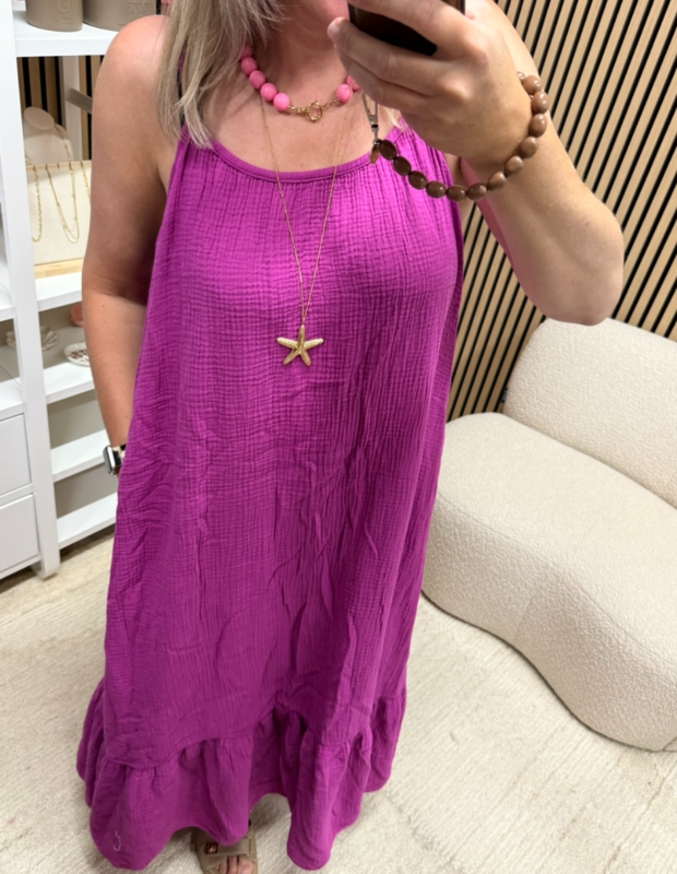 Model draagt magenta mousseline jurk met roezel – So Lucky