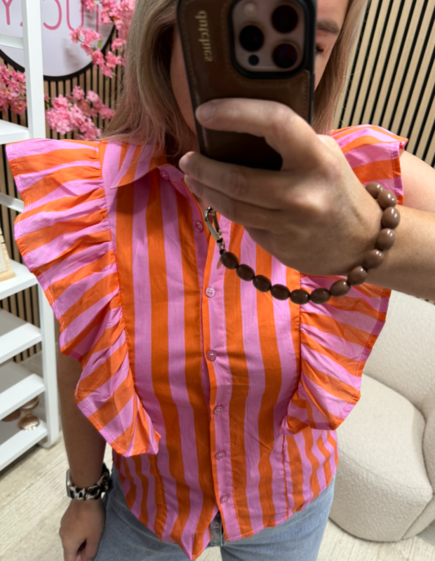 Model draagt Blouse met ruches – roze oranje strepen – So Lucky