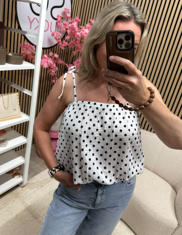 Model draagt Top mousseline met strikbandjes – wit polka dots – So Lucky