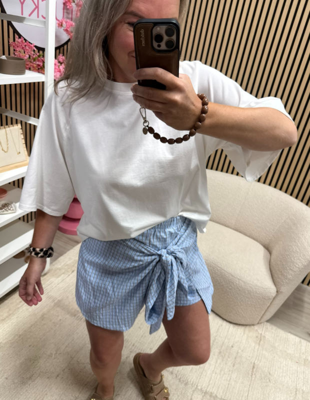 Model draagt Skort Lu met strik - So Lucky