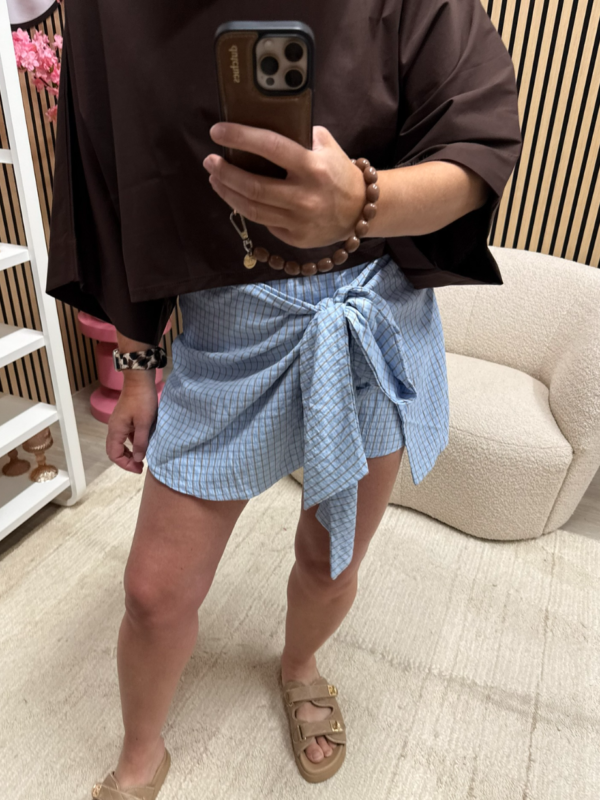 Model draagt Skort Lu lichtblauw geruit - So Lucky