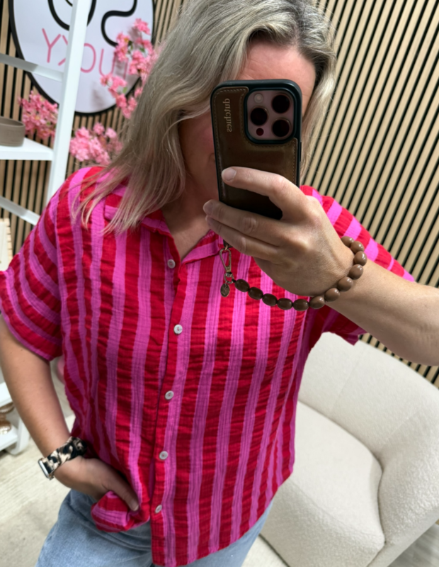 Model draagt Mousseline blouse – fuchsia met rode strepen op een jeans – So Lucky