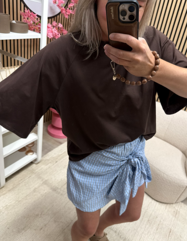 Model draagt bruin katoenen basic T-shirt