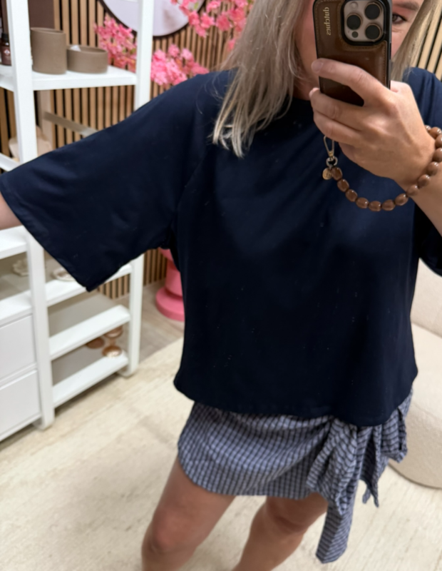 Model draagt Basic T-shirt Miek donkerblauw van 100% katoen