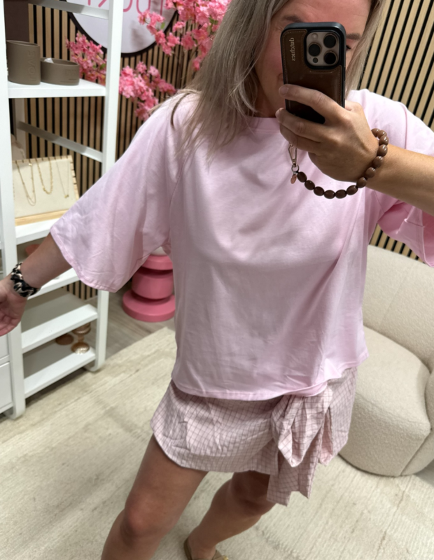 Model draagt lichtroze basic katoenen T-shirt Miek